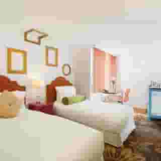 The Luxe Manor, 4 of 5