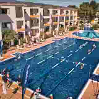 Zafiro Tropic, 2 of 5