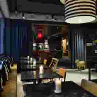 Hotel Friends, 2 of 5