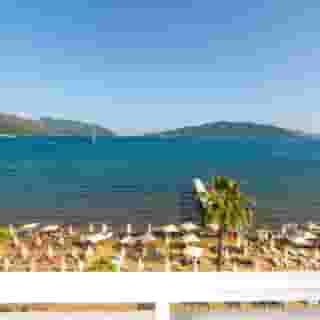 Honeymoon Hotel, 3 of 5