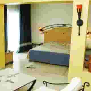 Yasmine Beach, 4 of 5