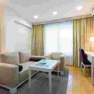 Hotel M, 4 of 5