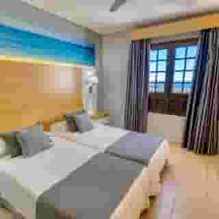 Ona Las Rosas, 3 of 5