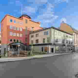 Enter Amalie Hotel, 2 of 5