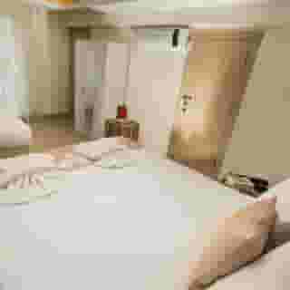 Honey Hotel, 4 of 5