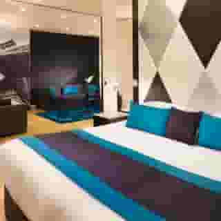 L'Empire Paris, 3 of 5