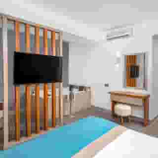 Side Story Hotel, 4 of 5