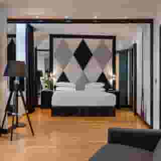 L'Empire Paris, 2 of 5