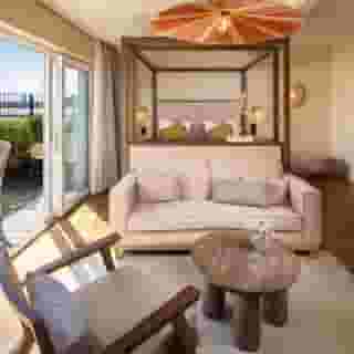 Grand Joanne, 3 of 5