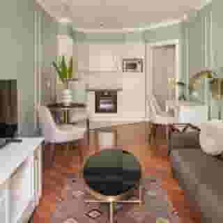 Queen's Court Hotel and Residence, 2 of 5