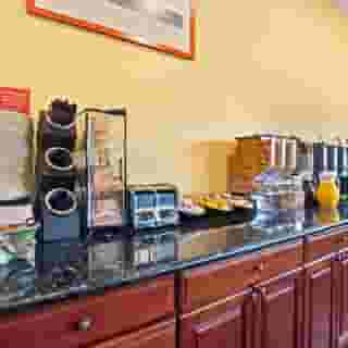 Ramada by Wyndham Tukwila Southcenter, 1 of 5