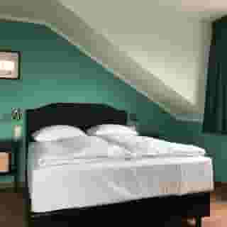 Hotel Mystique, 4 of 5