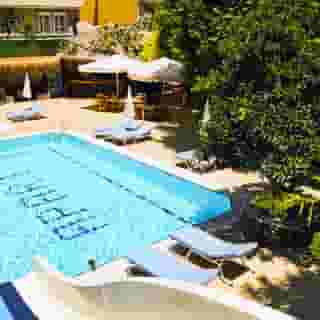 Pasahan Apart, 1 of 5