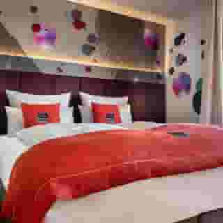 the niu Hide, 4 of 5