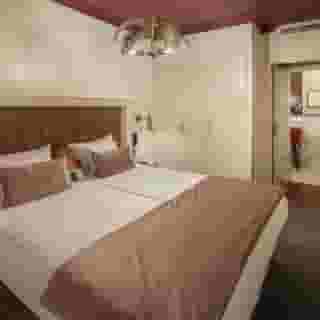 Queen's Court Hotel and Residence, 2 of 5