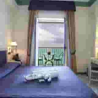 Lloyd's Baia, 3 of 5