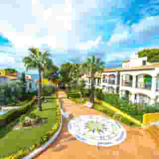 Ona Aucanada Club, 2 of 5