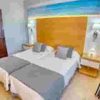 Ona Las Rosas, 4 of 5